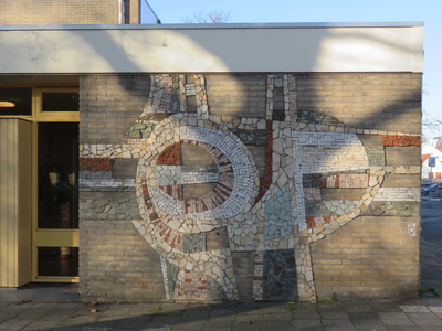 838729 Afbeelding van het mozaïek naast de ingang van de gymzaal (Mereveldlaan 3) te De Meern (gemeente Utrecht).